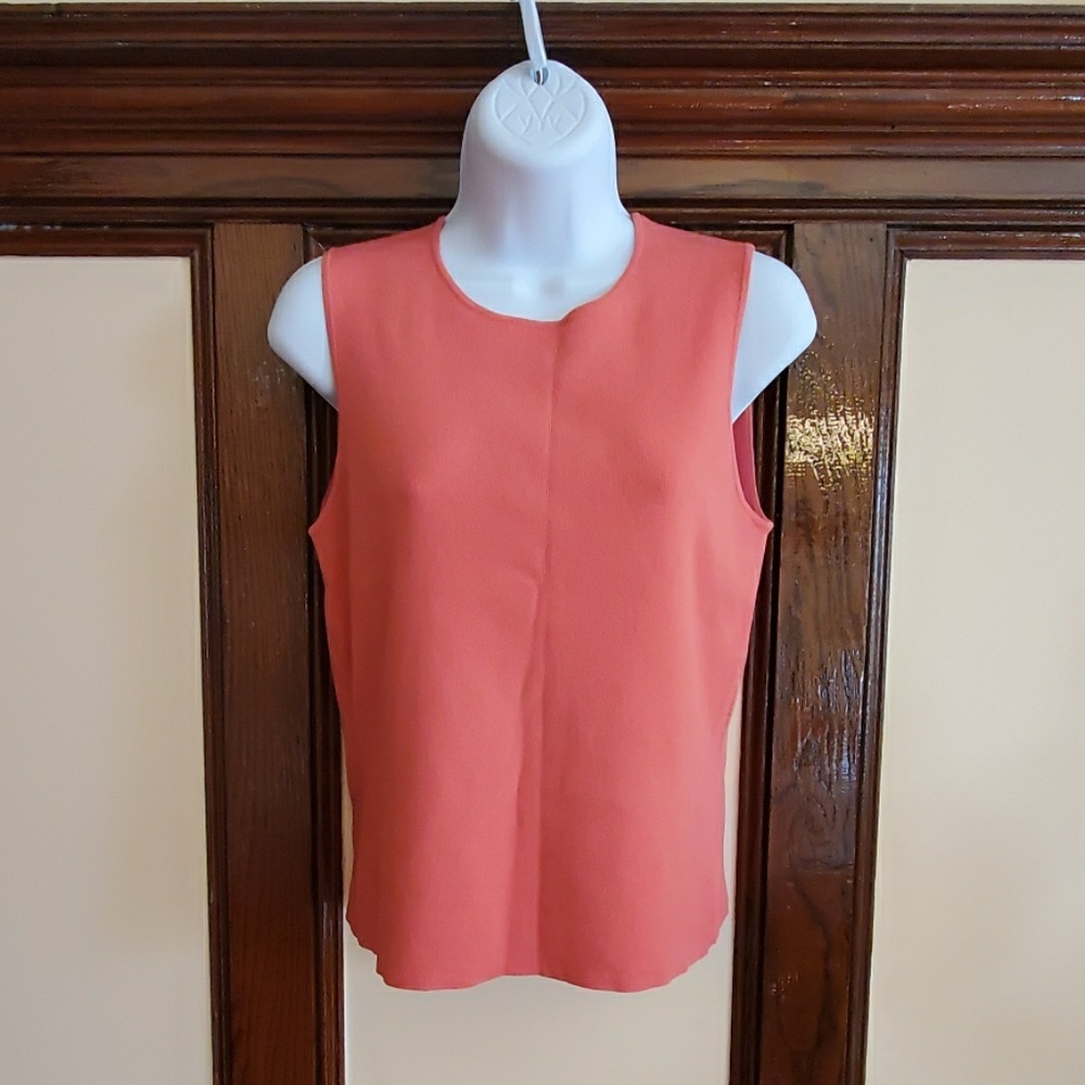 On sale AnnTylor, red top no sleeve, size M